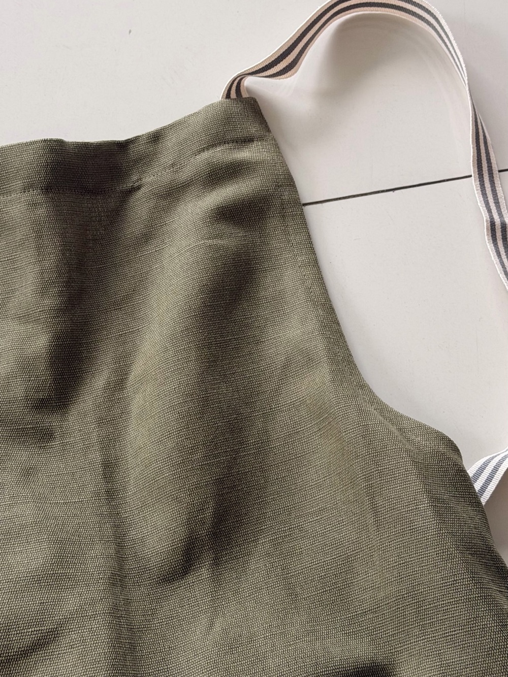 Crate&Barrel Oslo Cross Back Apron with pocket - Picture 7 of 9